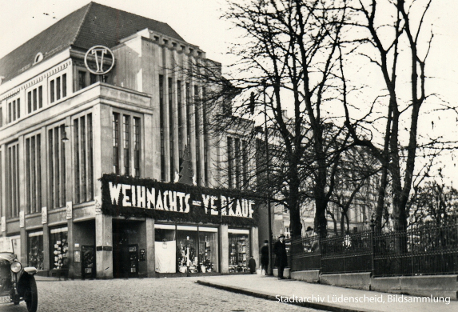 Foto: Ein Kaufhaus mit einer Werbetafel: 'Weihnachts-Verkauf'