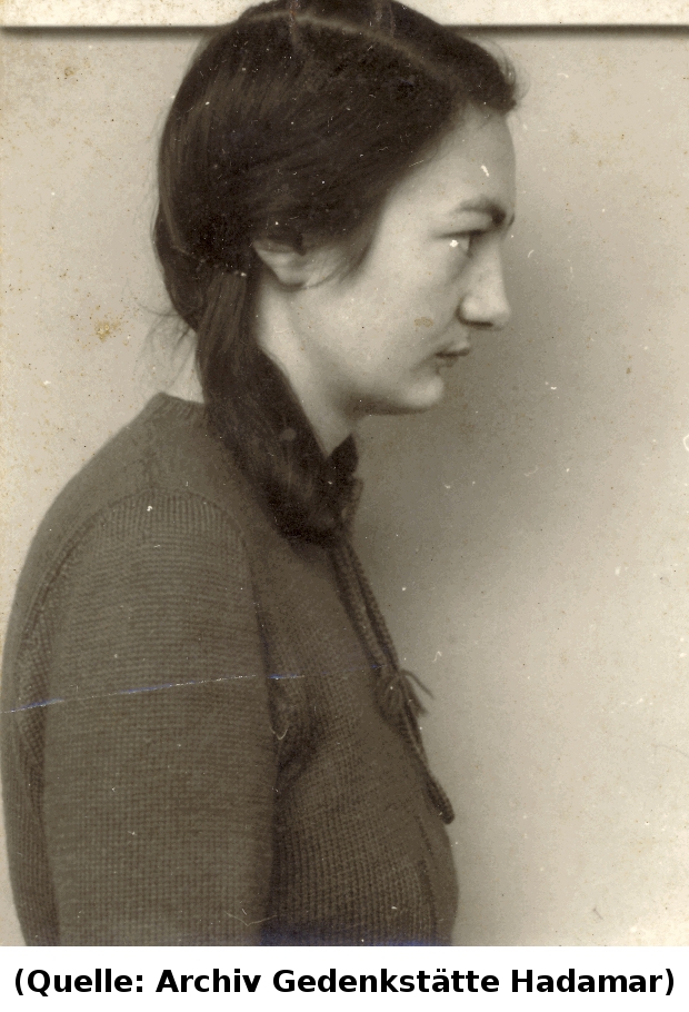 Foto: Das Foto zeigt eine 19jährige schlanke, junge Frau mit langen schwarzen Haaren im Profil.