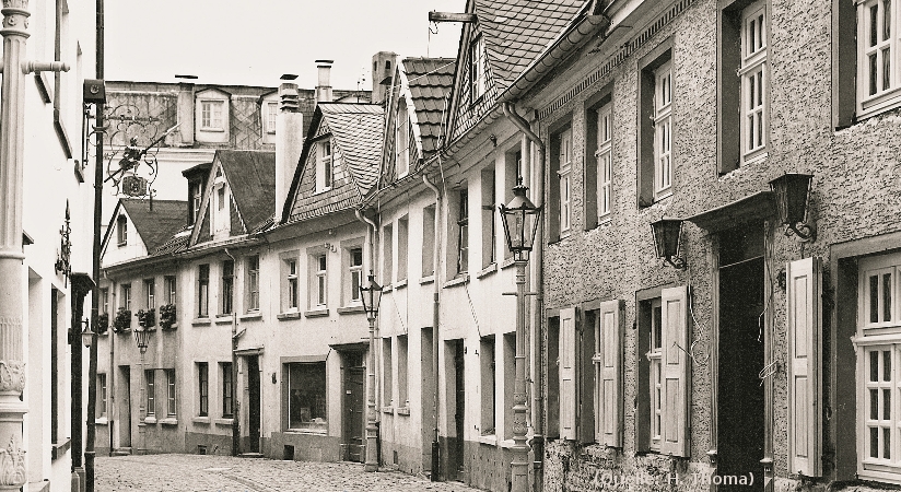 Foto: Eine Häuserreihe mit alten Laternen in der Lüdenscheider Altstadt.