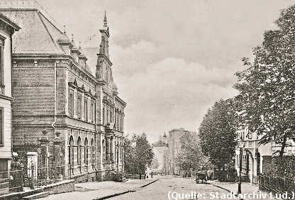 Foto: Rechts und links sämen Häuser eine Strasse.
width=