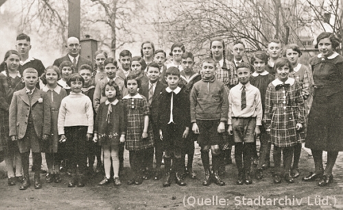 Foto: Eine Schulklasse mit ihrem Lehrer. 