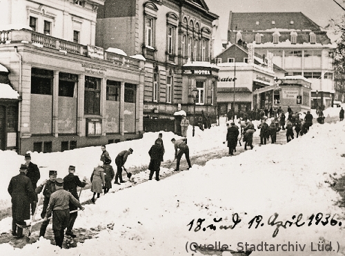 Foto: Mitglieder von NSDAP-Organisationen räumen Schnee.