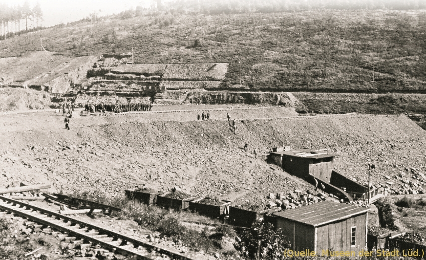 Foto: Eine Großbaustelle. Im Vordergrund Schienen für eine Werksbahn.