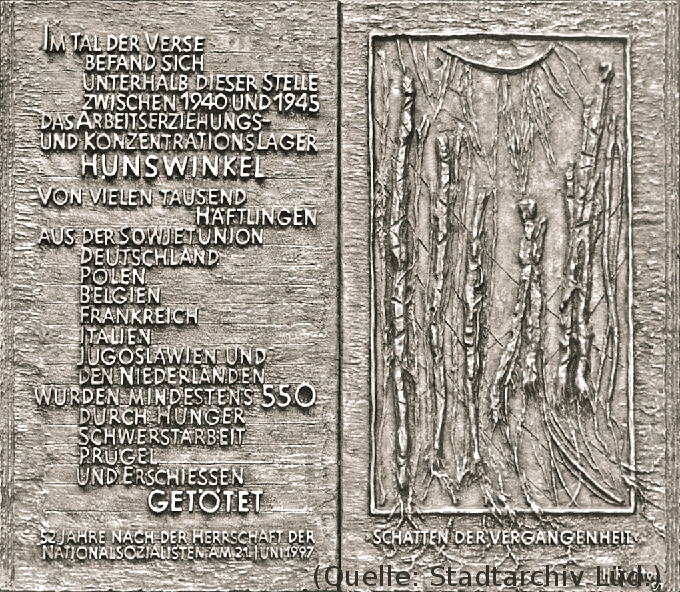 Foto: Eine zweiteilige Bronzetafel. Linke Hälfte: Text: 'Im Tal der Verse befand sich unterhalb dieser Stelle zwischen 1940 und 1945 das Arbeitserziehungs- und Konzentrationslager Hunswinkel. Von vielen tausend Häftlingen aus der Sowjetunion, Deutschland, Polen, Belgien, Frankreich, Italien, Jugoslawien und den Niederlanden wurden mindestens 550 durch Hunger, Schwerstarbeit, Prügel und Erschiessen getötet. 52 Jahre nach der Herrschaft der Nationalsozialisten am 21. Juni 1997.' Rechte Hälfte: Eine Grafik. Schmale Figuren strecken sich der Sonne entgegen. Schriftzug darunter: 'Schatten der Vergangenheit'