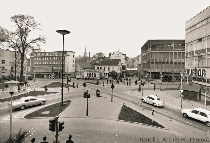 Foto: Blick auf die Hauptkreuzung mit Ampeln und Autos.