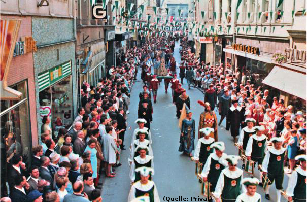 Foto: Umzug in historischen Kostümen aus Anlaß der 700-Jahrfeier.