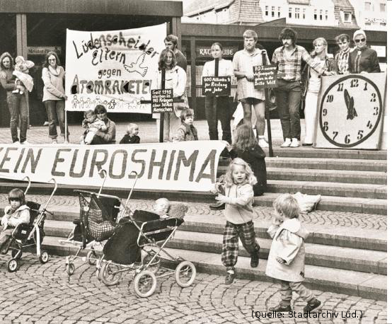 Foto: Protestkundgebung vor dem Rathaus